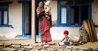 ネパール：大地震から1年、遠い復興への道