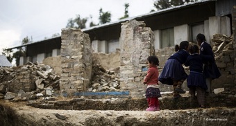 ネパール：大地震から1年、遠い復興への道