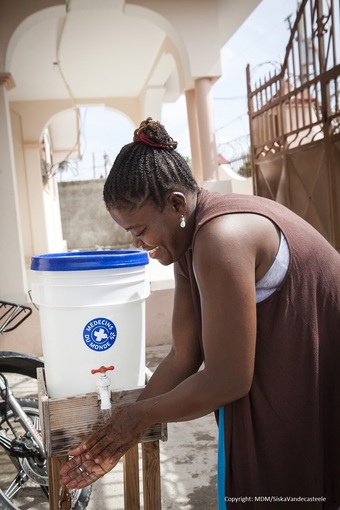 ハイチ：コレラへの緊急対応活動を開始、人々はショック状態に